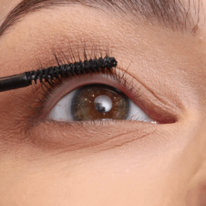 Primer plano de un modelo aplicando el bonder